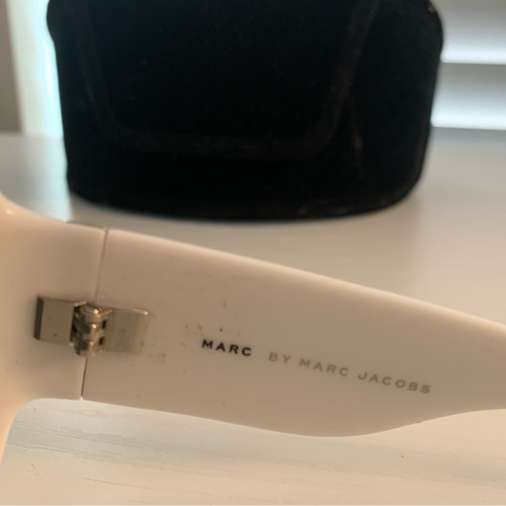 Stylish White Marc Jacobs Sunglasses Mint Condition with case - Picture 4 of 7